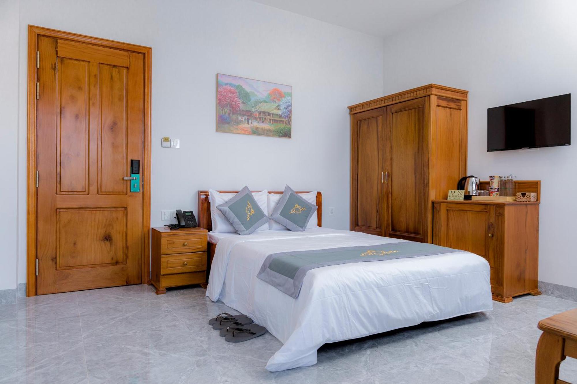 Loc Son Hotel Буонметхуот Экстерьер фото