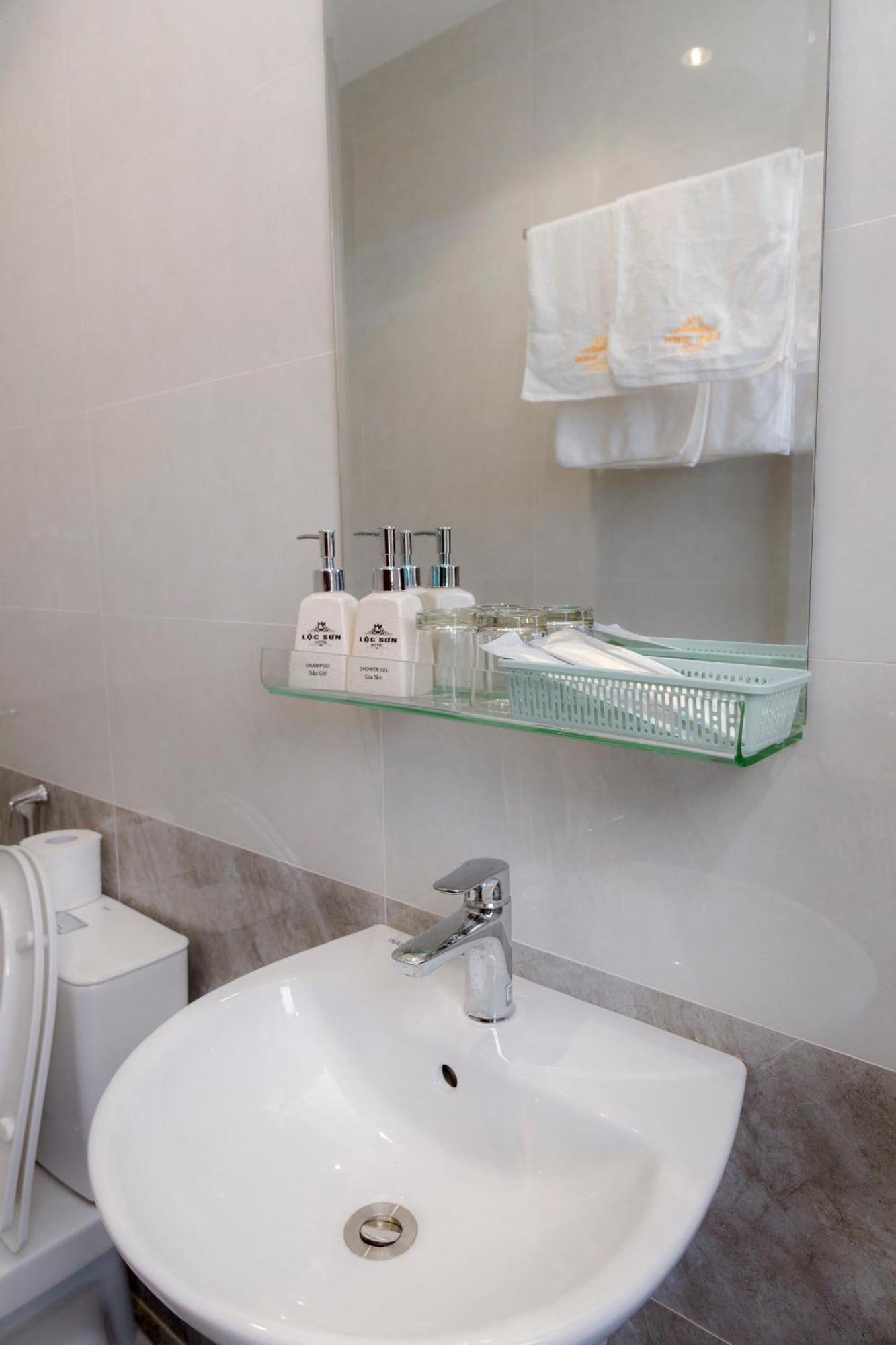 Loc Son Hotel Буонметхуот Экстерьер фото